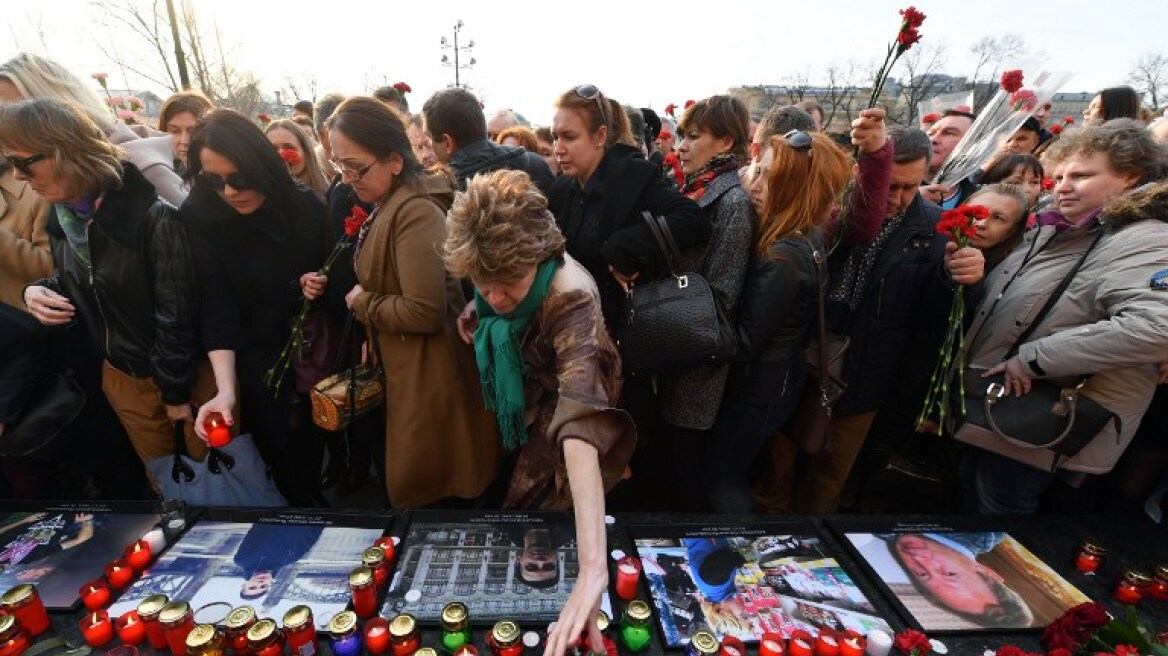 Θρήνος στη Ρωσία: Χιλιάδες πολίτες τίμησαν τα θύματα της επίθεσης στην Αγία Πετρούπολη